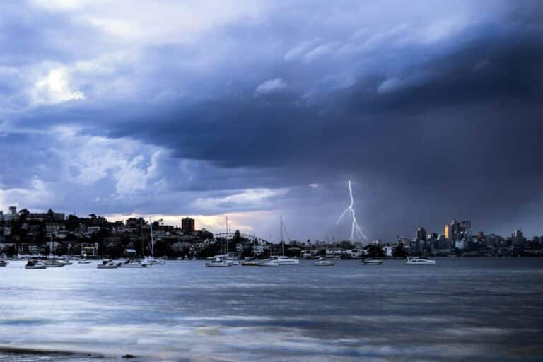 Καιρός: Ετοιμαστείτε! Έρχεται η… «Βαρβάρα» σε λίγες ώρες – Οι «κόκκινες» περιοχές που θα «χτυπηθούν»