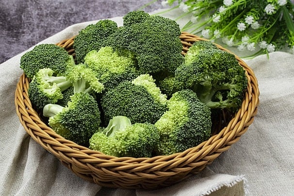 Οι γιατροί αποκαλύπτουν ότι η συχνή κατανάλωση πράσινου μπρόκολου προκαλεί… 2 pngtree a basket of broccoli hd