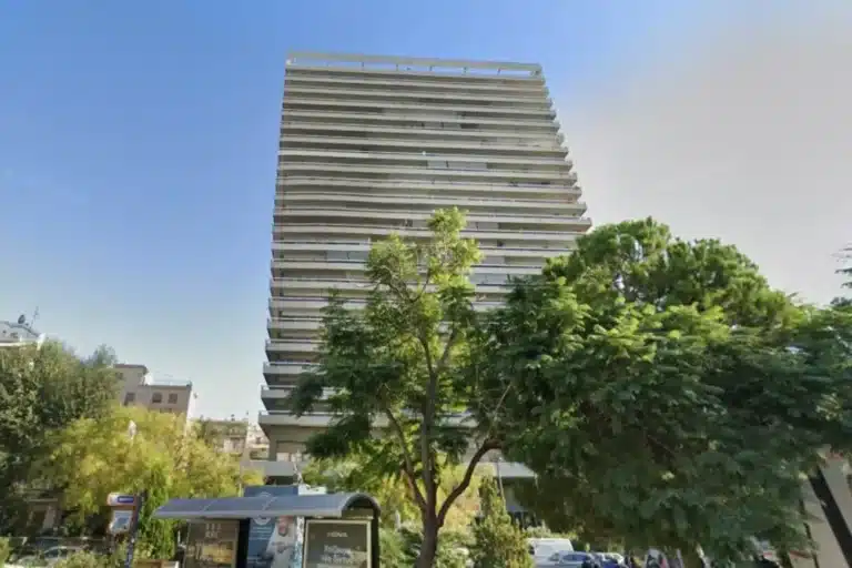 Σοκ στο κέντρο της Αθήνας: Άνδρας έπεσε από τον Πύργο «Απόλλων» στους Αμπελόκηπους και σκοτώθηκε