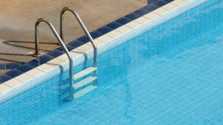 Tραγωδία: Δεν τα κατάφερε το 3χρονο κοριτσάκι που είχε πέσει σε πισίνα στη Ρόδο