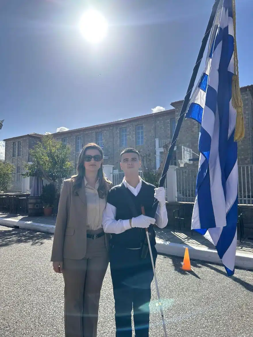 28η Οκτωβρίου: Περηφάνια στο Αγρίνιο για τον τυφλό σημαιοφόρο   3 simaioforos agrinio 1