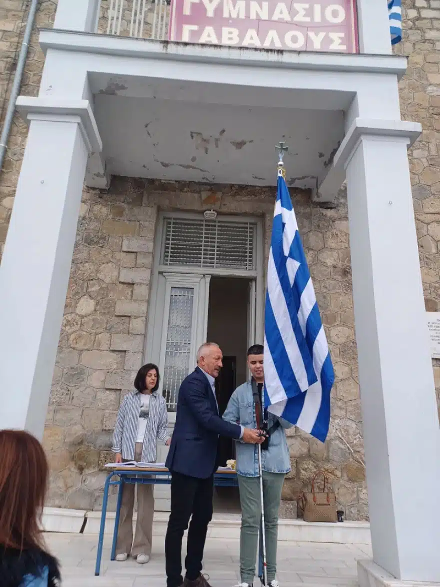 28η Οκτωβρίου: Περηφάνια στο Αγρίνιο για τον τυφλό σημαιοφόρο   2 simaioforos agrinio 2