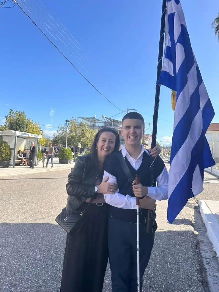 28η Οκτωβρίου: Περηφάνια στο Αγρίνιο για τον τυφλό σημαιοφόρο   1 simaioforos agrinio 3