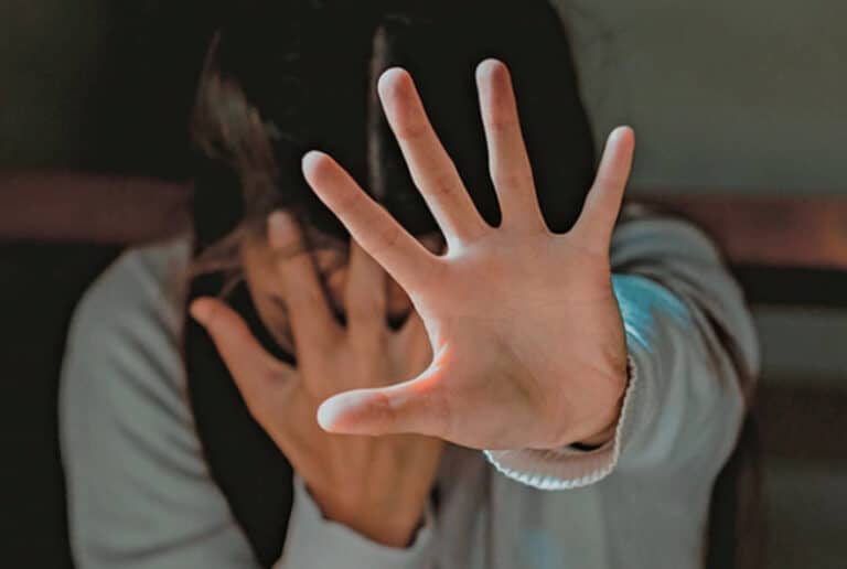 Φρίκη: Παντρεύτηκε 15χρονη βάσει της σαρία και τη βίαζε μαζί με άλλους 18 άνδρες