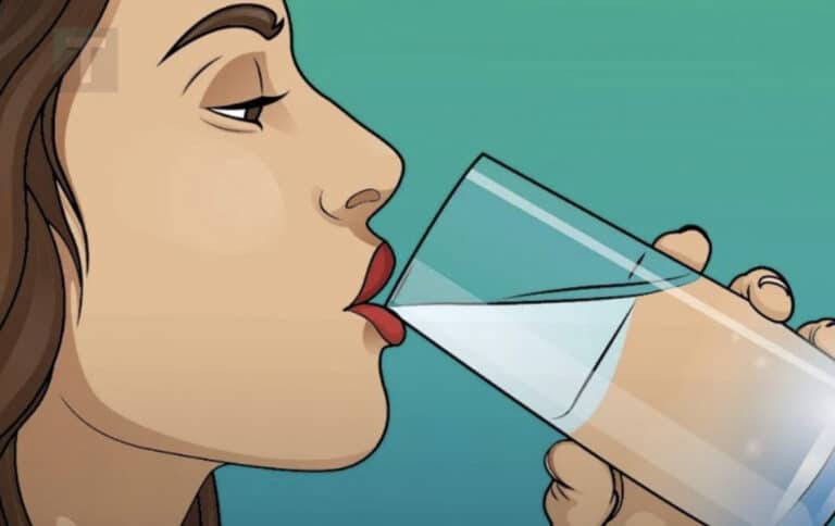 Γιατί να πίνετε νερό με άδειο στομάχι: Ξεκινήστε σωστά τη μέρα σας