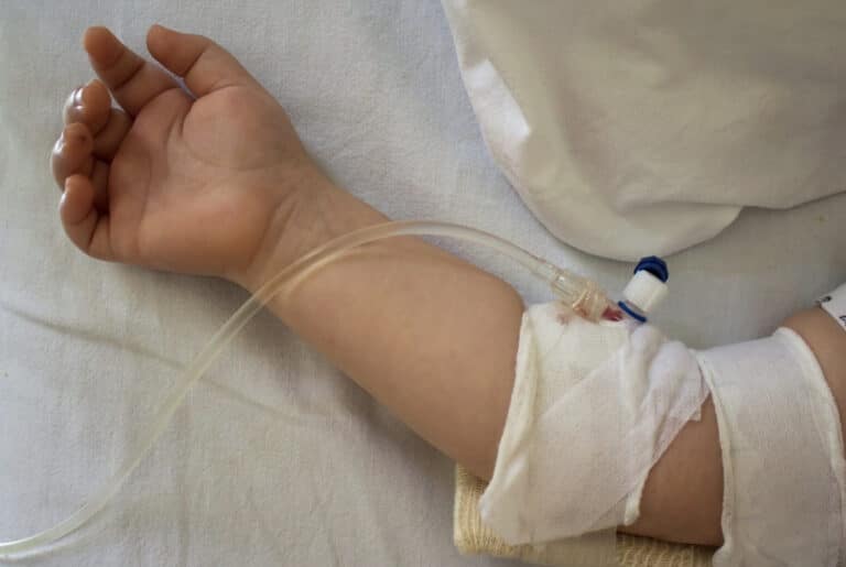 Σοκ: «Έλουσαν» βρέφος με καυτό τσάι – Εσπευσμένα στην Αθήνα με εγκαύματα