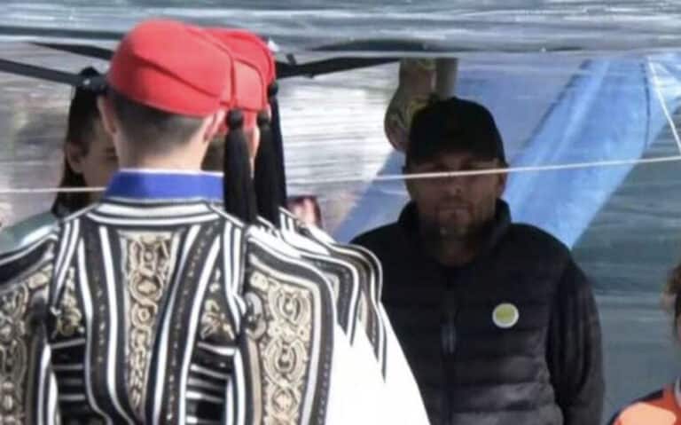 Ο Πάνος Ρούτσι στάθηκε όρθιος μπροστά στους εύζωνες στην 21η ημέρα απεργίας πείνας