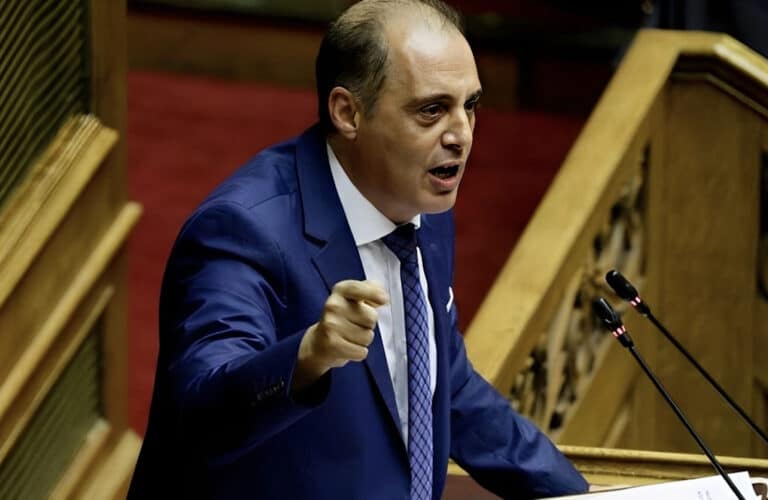 Χαμός με τον Βελόπουλο στη βουλή: «Είστε τεμπέληδες και πληρώνεστε!»