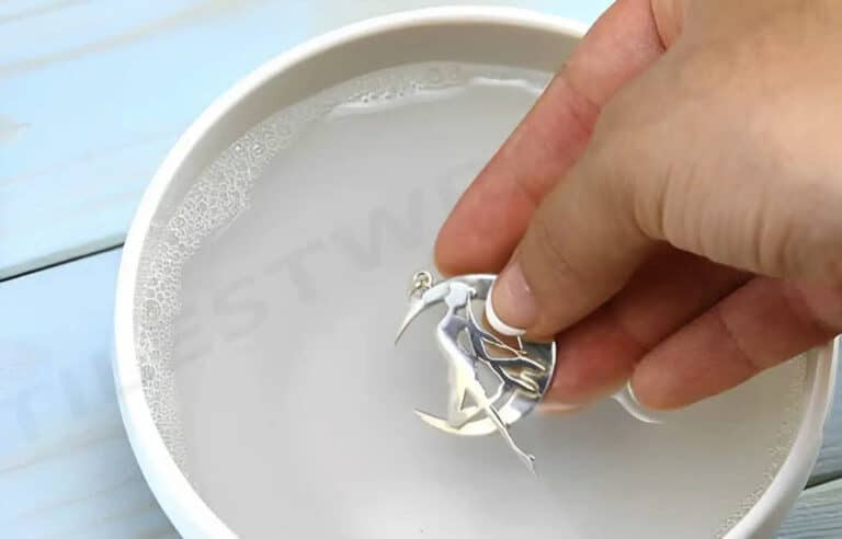 Καθαρίστε τα χρυσά και τα ασημένια κοσμήματα σας με τον πιο αποτελεσματικό τρόπο με απλά υλικά