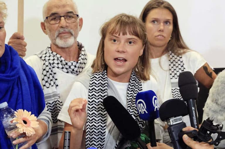 Έφτασε στην Ελλάδα η Γκρέτα Τούνμπεργκ – «Διαπράττεται μια γενοκτονία μπροστά στα μάτια μας και διαδίδεται ζωντανά στα κινητά μας»