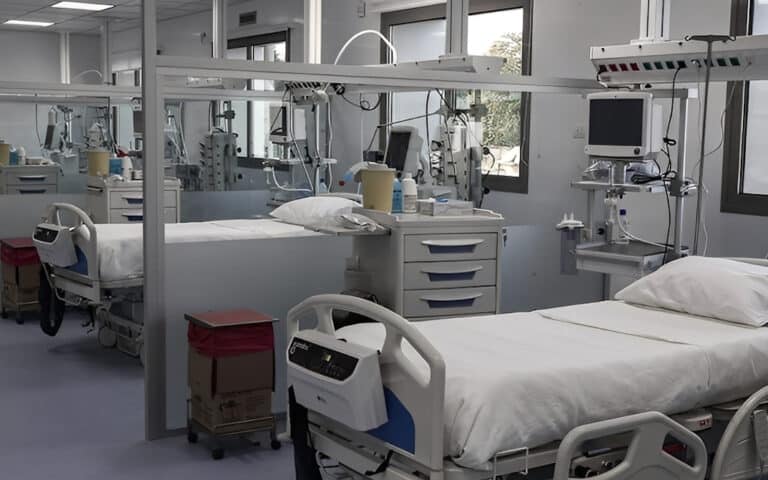 Νέο λάθος: Νοσηλεύτριες έδωσαν ακατάλληλο αντιβιοτικό σε 22χρονη στο ελληνικό νοσοκομείο και της προκάλεσαν αλλεργικό σοκ