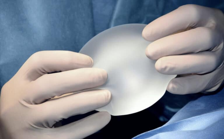 30χρονη Ελληνίδα μητέρα πήγε σε πασίγνωστο πλαστικό στην Αθήνα να φτιάξει το στήθος της και της το έκανε τετράγωνο