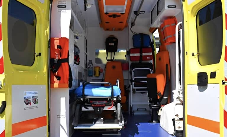 Ελλάδα…2025: Άνοιξε η πόρτα ασθενοφόρου εν κινήσει και έπεσε το φορείο με ασθενή στον δρόμο