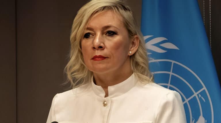 Ζαχάροβα: Στηρίζει Τουρκία και Σκόπια κατά της Ελλάδας