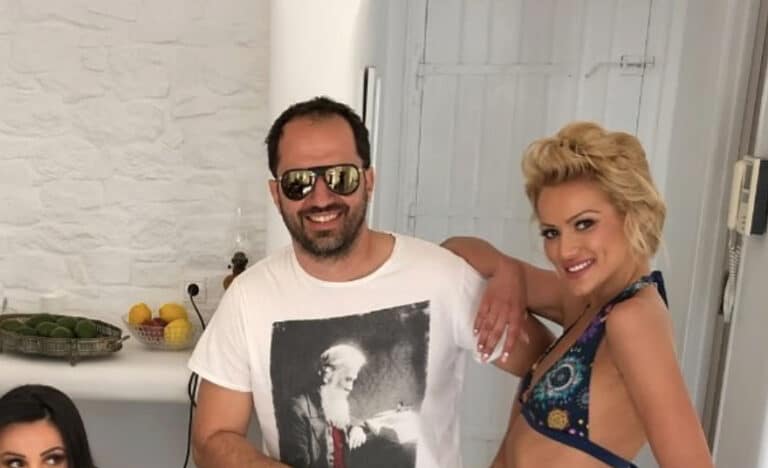 Πασίγνωστος Έλληνας ποζάρει με τις συνεργάτιδες του πιο χαρούμενος από ποτέ