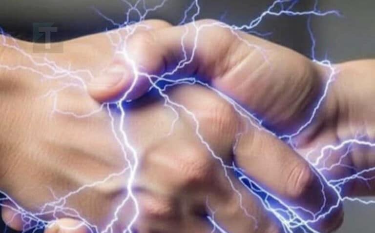 Γιατί νιώθουμε ένα ηλεκτρικό σoκ όταν αγγίζουμε κάποιον άλλον; Η επιστήμη εξηγεί