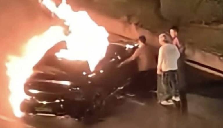 Πανικός με νέο ηλεκτρικό αυτοκίνητο ανερχόμενης μάρκας – Κόλλησαν οι πόρτες και κάηκε ο οδηγός