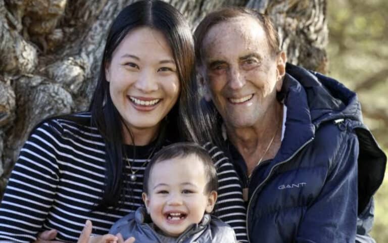 Εκείνος 93 ετών, εκείνη 37 και έφεραν στον κόσμο ένα αγοράκι – Το ζευγάρι θέλει να αποκτήσει κι άλλο παιδί