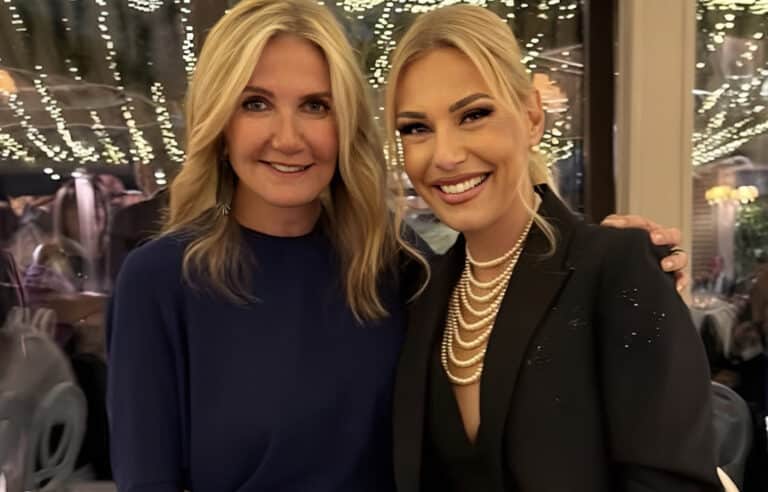 Όλοι κοιτούσαν τα πόδια της: Με μπλε φόρεμα και πέδιλα που ελάχιστες έχουν η Μαρέβα Μητσοτάκη στον γάμο της κόρης του Γιακουμάτου