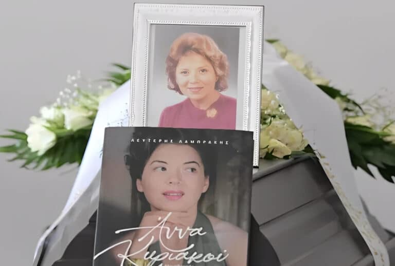Θρήνος στην κηδεία της Άννας Κυριακού: Το τελευταίο αντίο στην «θεία Μπεμπέκα» από τις Τρεις Χάριτες
