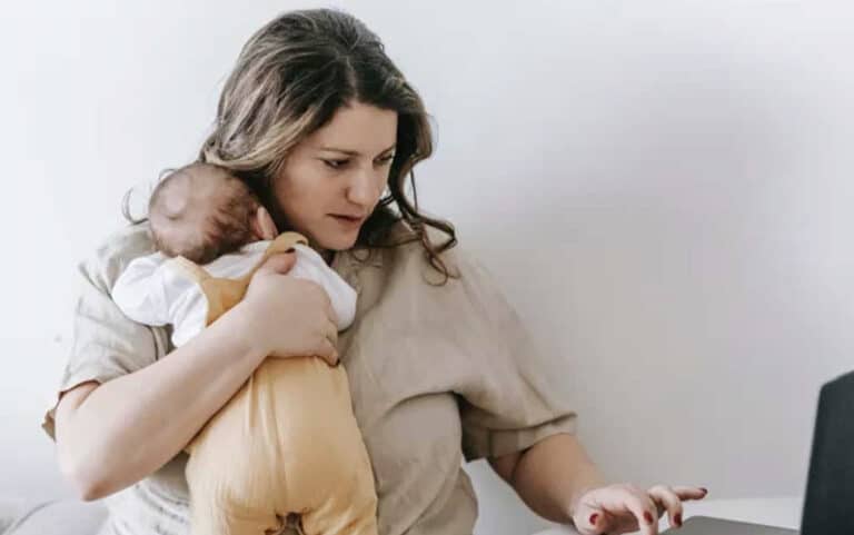 Πρόωρη σύνταξη για μητέρες με ανήλικο: Τι ισχύει και τι αλλάζει το 2025