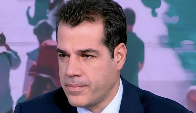 Θάνος Πλεύρης: «Το Μνημείο του Αγνώστου Στρατιώτη είναι ιερό – Δεν θα έπρεπε να υπάρχουν εκεί τα ονόματα των θυμάτων των Τεμπών»