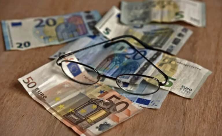 Νέο «δώρο» στους συνταξιούχους: 2.000 ευρώ τον μήνα μαζί με τη σύνταξη