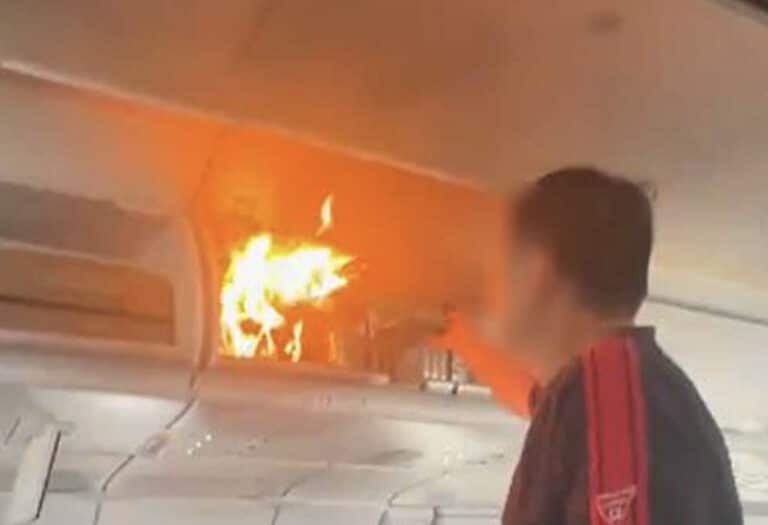 Εφιαλτικές στιγμές σε πτήση – Χειραποσκευή πήρε φωτιά