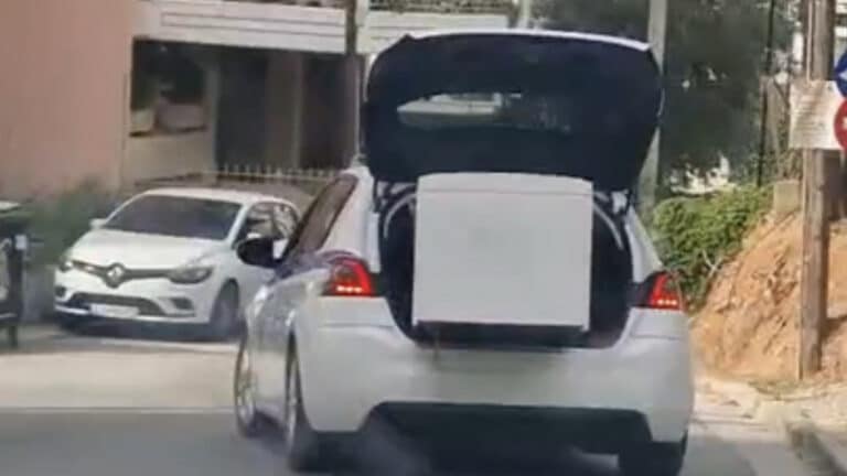 Σε διαθεσιμότητα ο αστυνομικός που οδηγούσε το περιπολικό που μετέφερε ψυγείο στο πορτ μπαγκάζ