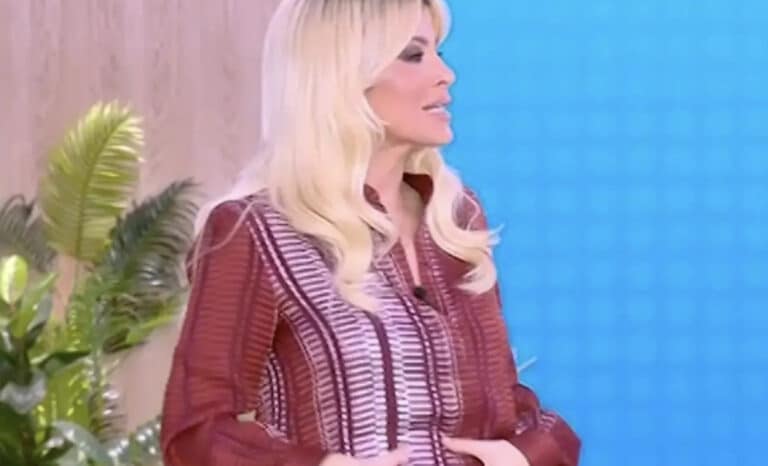 Επιτέλους το παραδέχτηκε η Κατερίνα Καινούργιου: Χάιδεψε την φουσκωμένη της κοιλίτσα στον αέρα της εκπομπής και το είπε