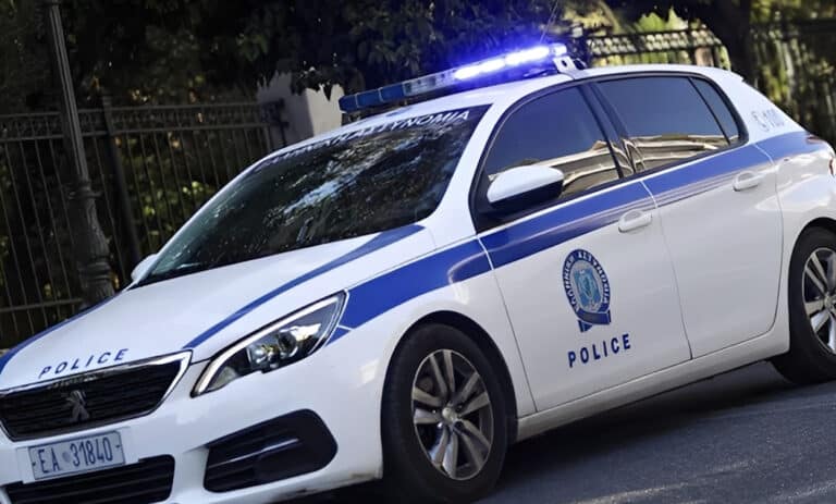 «Πάρτε το λεωφορείο» είπαν σε γυναίκα, θύμα ενδοοικογενεικής βίας, όταν ζήτησε περιπολικό για να τη μεταφέρει σπίτι