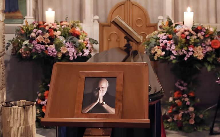 Συγκλονίζει η φιγούρα του Καραγκιόζη στο φέρετρό του Διονύση Σαββόπουλο