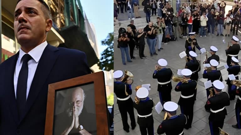 Διονύσης Σαββόπουλος: Η στιγμή που η πομπή αναχωρεί υπό τους ήχους της «Συννεφούλας» για το Α Νεκροταφείο