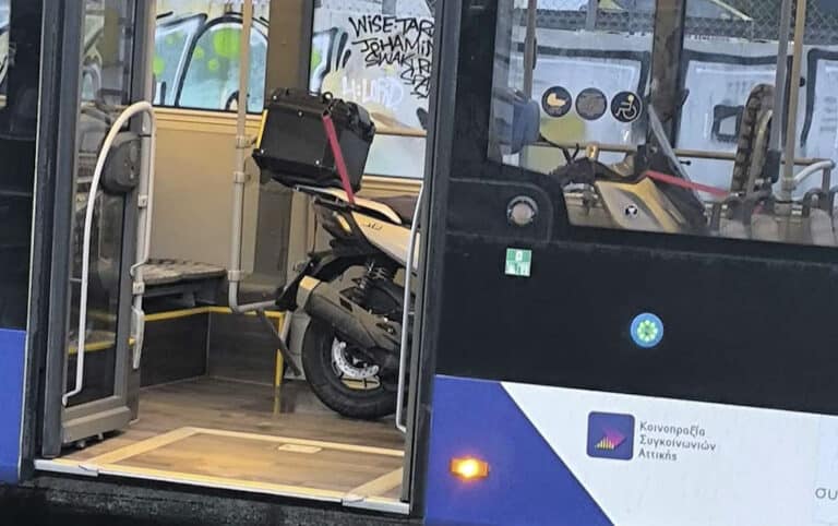 Σάλος με την φωτογραφία που δείχνει μηχανή μέσα σε αστικό λεωφορείο