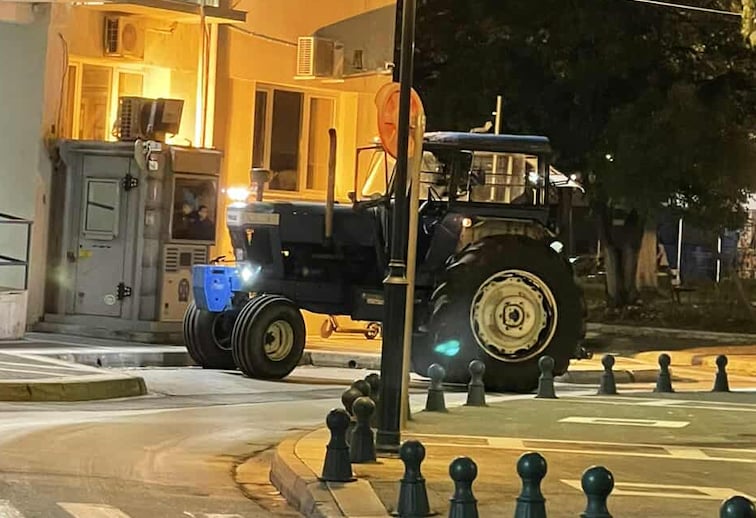Μεθυσμένος αγρότης πήρε το τρακτέρ του και πήγε στο Α.Τ. να διαμαρτυρηθεί για τον ΟΠΕΚΕΠΕ 2 stigmiotypo othonis 2025 10 25 22.59.49