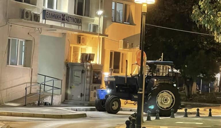 Μεθυσμένος αγρότης πήρε το τρακτέρ του και πήγε στο Α.Τ. να διαμαρτυρηθεί για τον ΟΠΕΚΕΠΕ