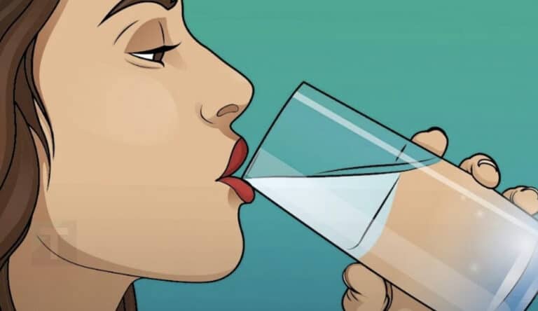 Πίνοντας νερό με άδειο στομάχι: Ξεκινήστε τη μέρα σας σωστά