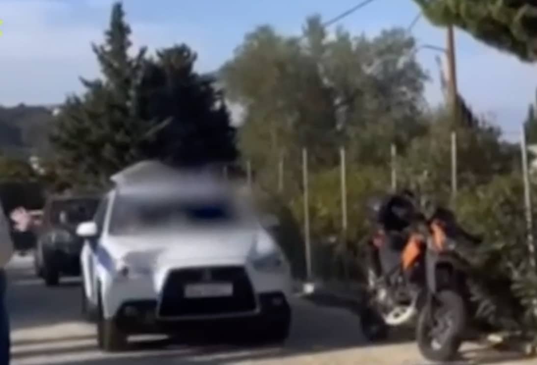 Νύφη έφτασε στην εκκλησία με περιπολικό της ΕΛ.ΑΣ. 1 stigmiotypo othonis 2025 10 26 19.53.00