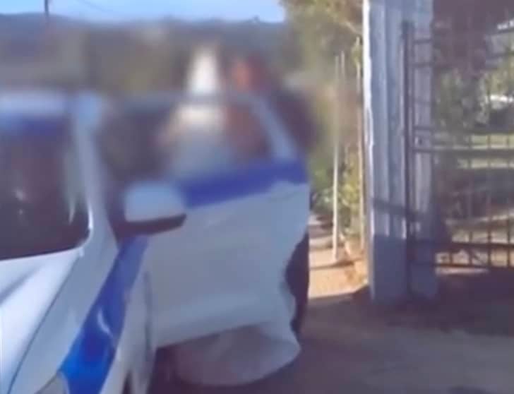 Νύφη έφτασε στην εκκλησία με περιπολικό της ΕΛ.ΑΣ. 2 stigmiotypo othonis 2025 10 26 19.53.52