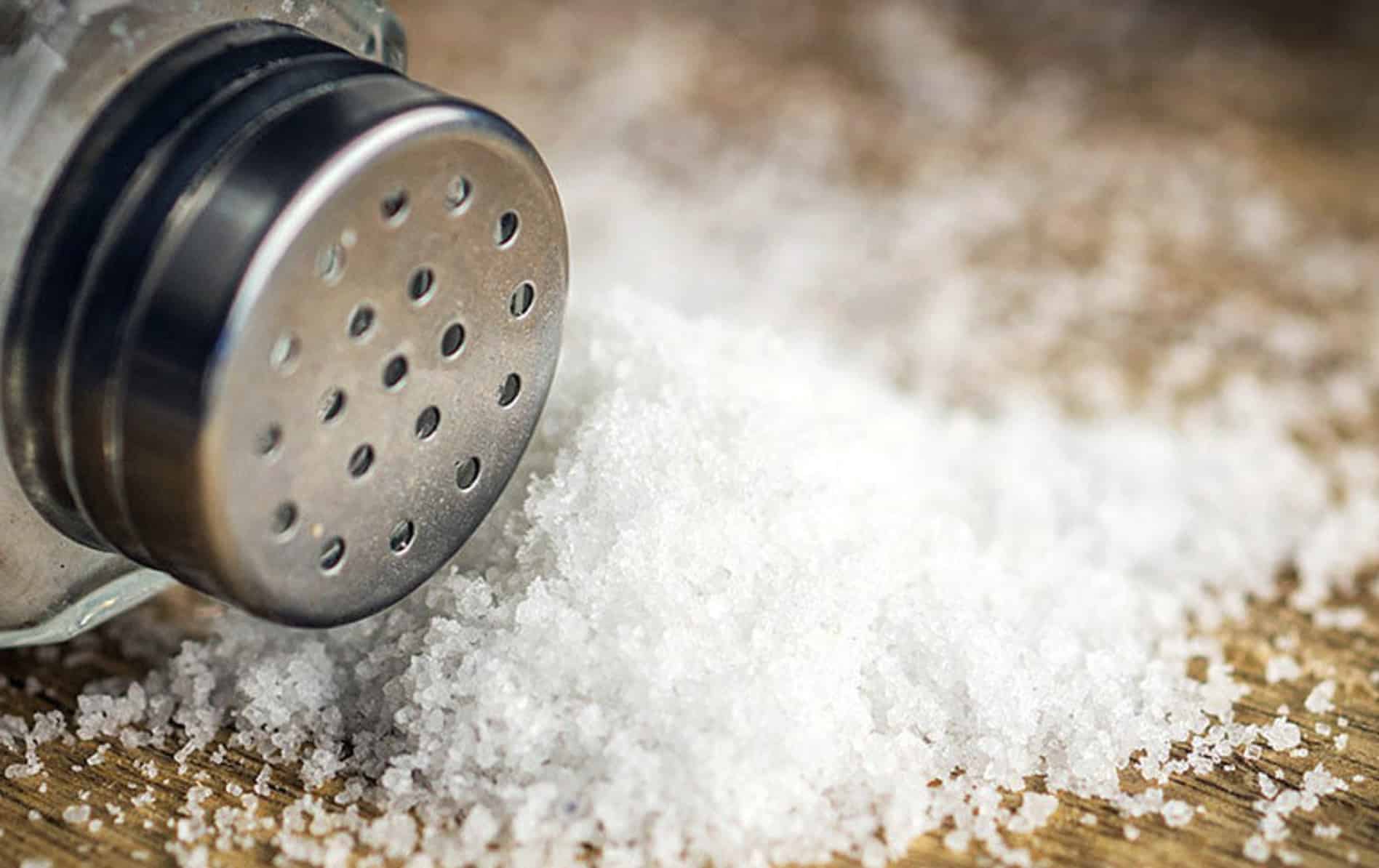 Πασπαλίστε λίγο αλάτι στις σχισμές της πόρτας και θα δείτε κάτι ιδιαίτερο μετά από 5 λεπτά. 1 stigmiotypo othonis 2025 10 27 01.03.07