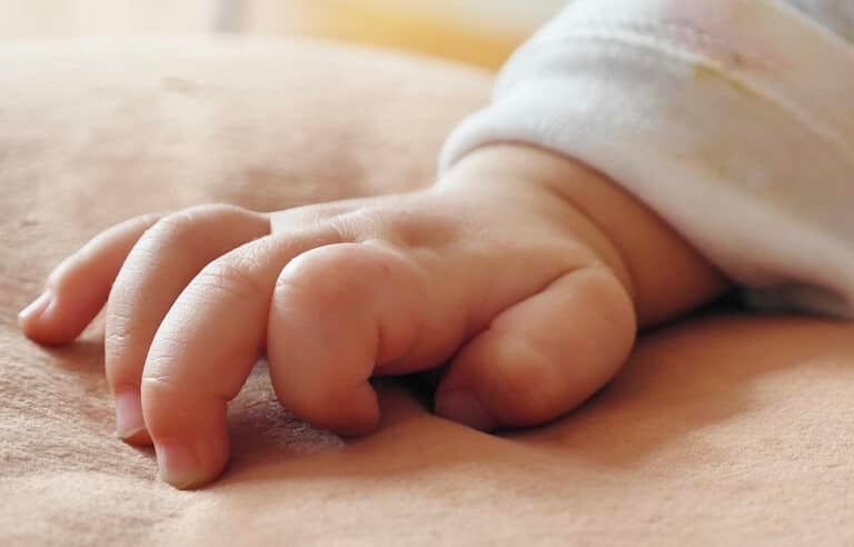 Trαγωδία: Mωρό σκοτώθηκε «αφού το πέταξε από το παράθυρο του τέταρτου ορόφου η πεντάχρονη αδελφή του»