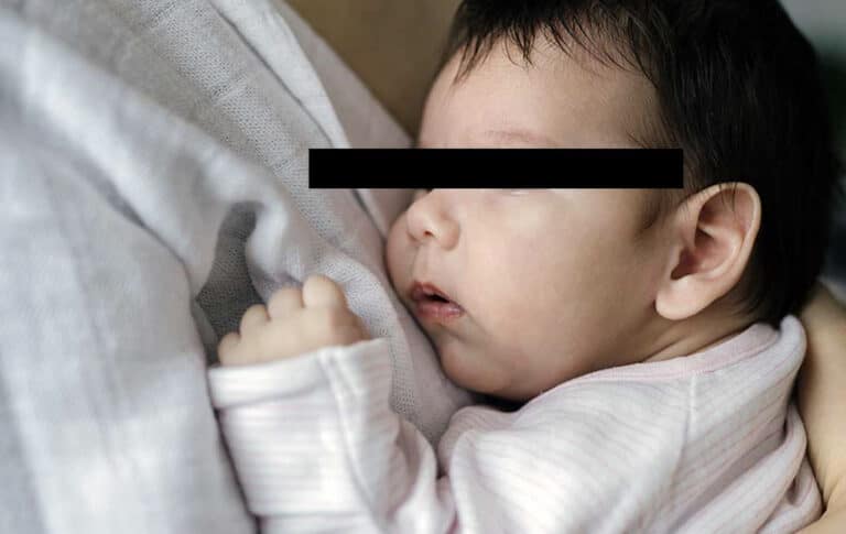 Tραγωδία σοκ – 5χρονη έριξε από τον 4ο όροφο το 21 ημερών αδελφάκι της γιατί το ζήλευε