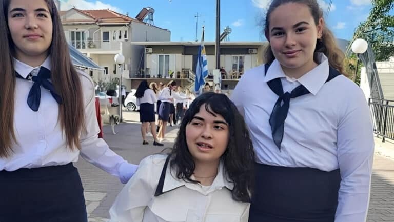 Συγκινητική στιγμή – Η πρώτη παρέλαση της μικρής Αλεξίας μετά τον τραυματισμό της από αδέσποτη σφαίρα