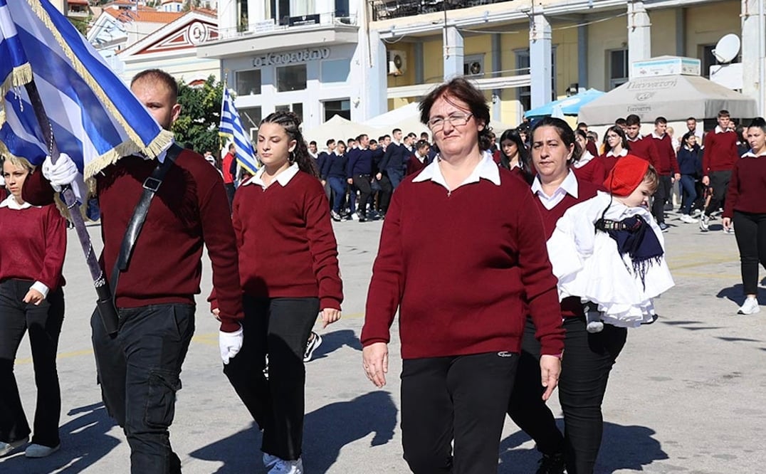 28η Οκτωβρίου: Έκλεψε τις εντυπώσεις η μαθήτρια ΕΠΑΛ που παρέλασε αγκαλιά με το παιδάκι της 1 stigmiotypo othonis 2025 10 28 22.58.07 1