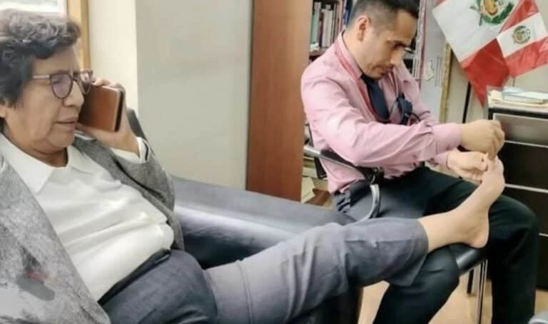 Περού: Βουλευτής έβαλε τον βοηθό της να της κόψει τα νύχια στο Κογκρέσο