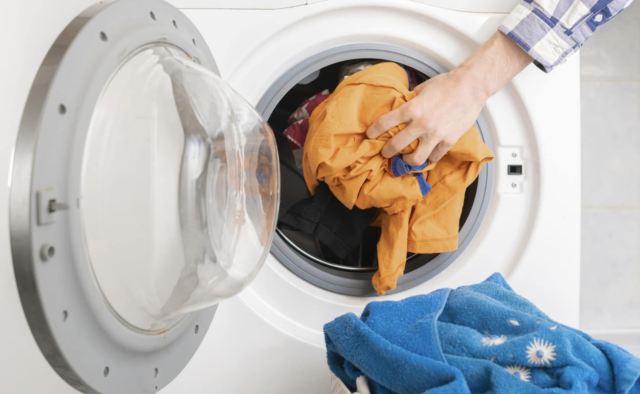 15 πράγματα που ΔΕΝ πρέπει ποτέ να κάνετε όταν πλένετε τα ρούχα σας 2 stigmiotypo othonis 2025 10 29 02.55.09