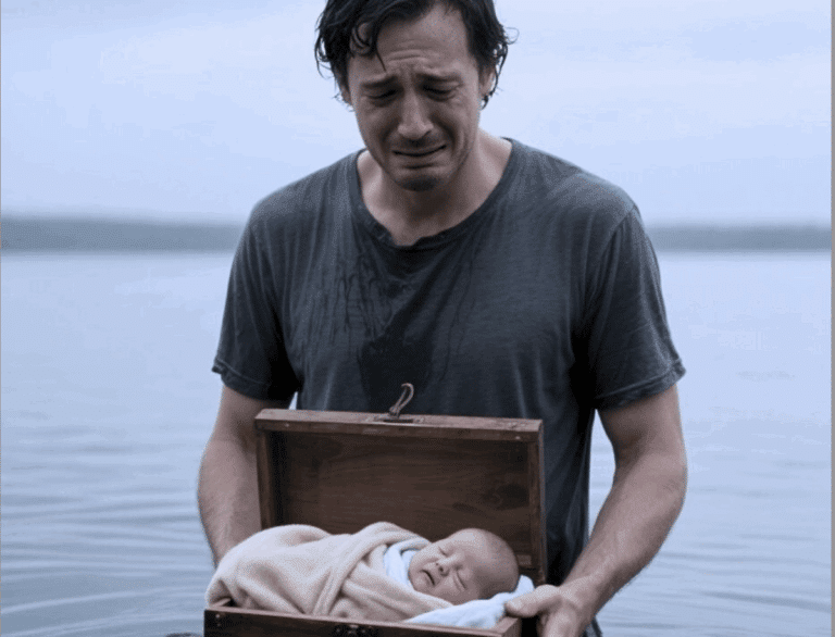 Παρακολούθησα αποσβολωμένος έναν άντρα να πετά ένα ξύλινο κιβώτιο στο ποτάμι και να φεύγει με ταχύτητα. Έτρεξα προς τον ήχο και τότε άκουσα κάτι αχνό, σχεδόν ανεπαίσθητο. Τα χέρια μου έτρεμαν