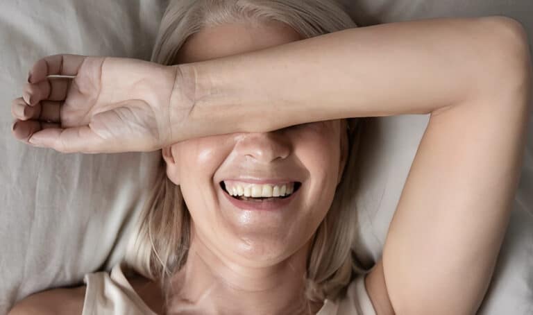 Πλαστικός χειρουργός αποκαλύπτει τη σωστή ώρα ύπνου για γυναίκες μετά τα 35 – Για νεανική, σφριγηλή επιδερμίδα