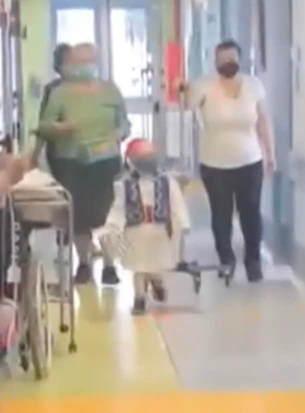 Ο 5χρονος Γαβριήλ που δίνει μάχη με τον καρκίνο έκανε «παρέλαση» ντυμένος τσολιάς στο Ιπποκράτειο 2 stigmiotypo othonis 2025 10 30 01.50.12