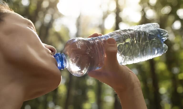 Εμφιαλωμένο νερό: Όσοι το πίνουν καταναλώνουν 90.000 περισσότερα μικροπλαστικά ετησίως – Οι χειρότερες μάρκες